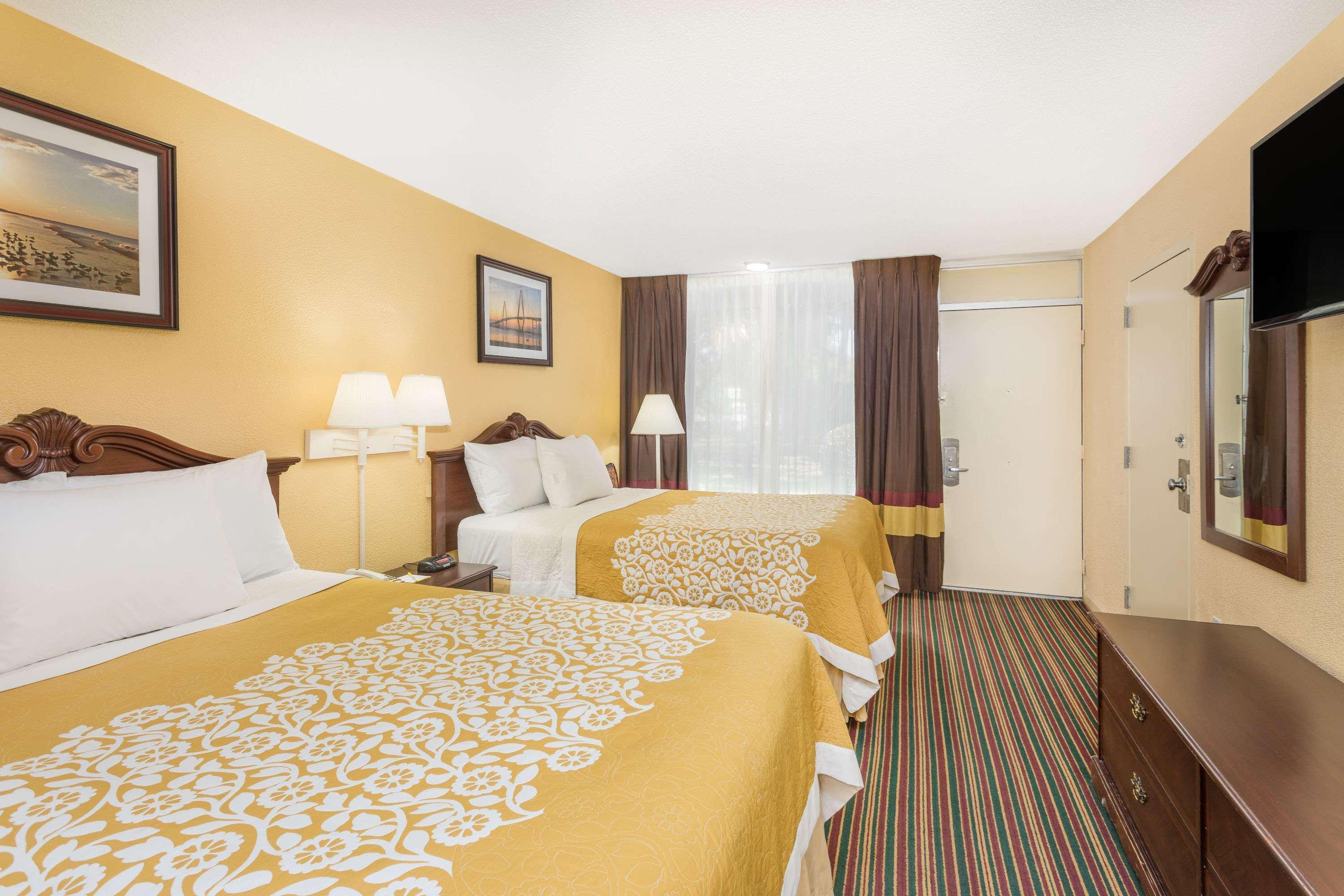Days Inn By Wyndham Mt Pleasant-Charleston-Patriots Point Bagian luar foto