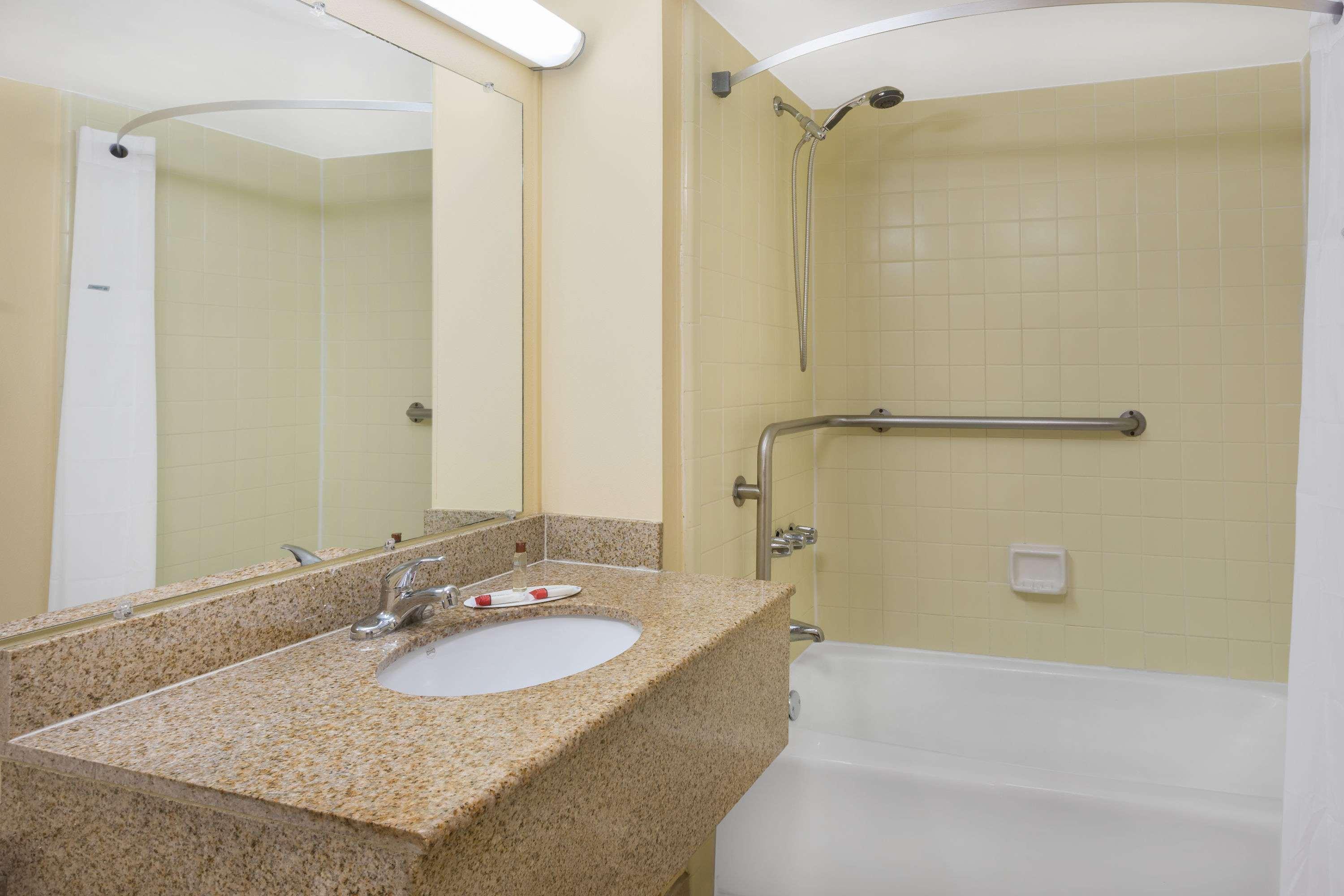 Days Inn By Wyndham Mt Pleasant-Charleston-Patriots Point Bagian luar foto