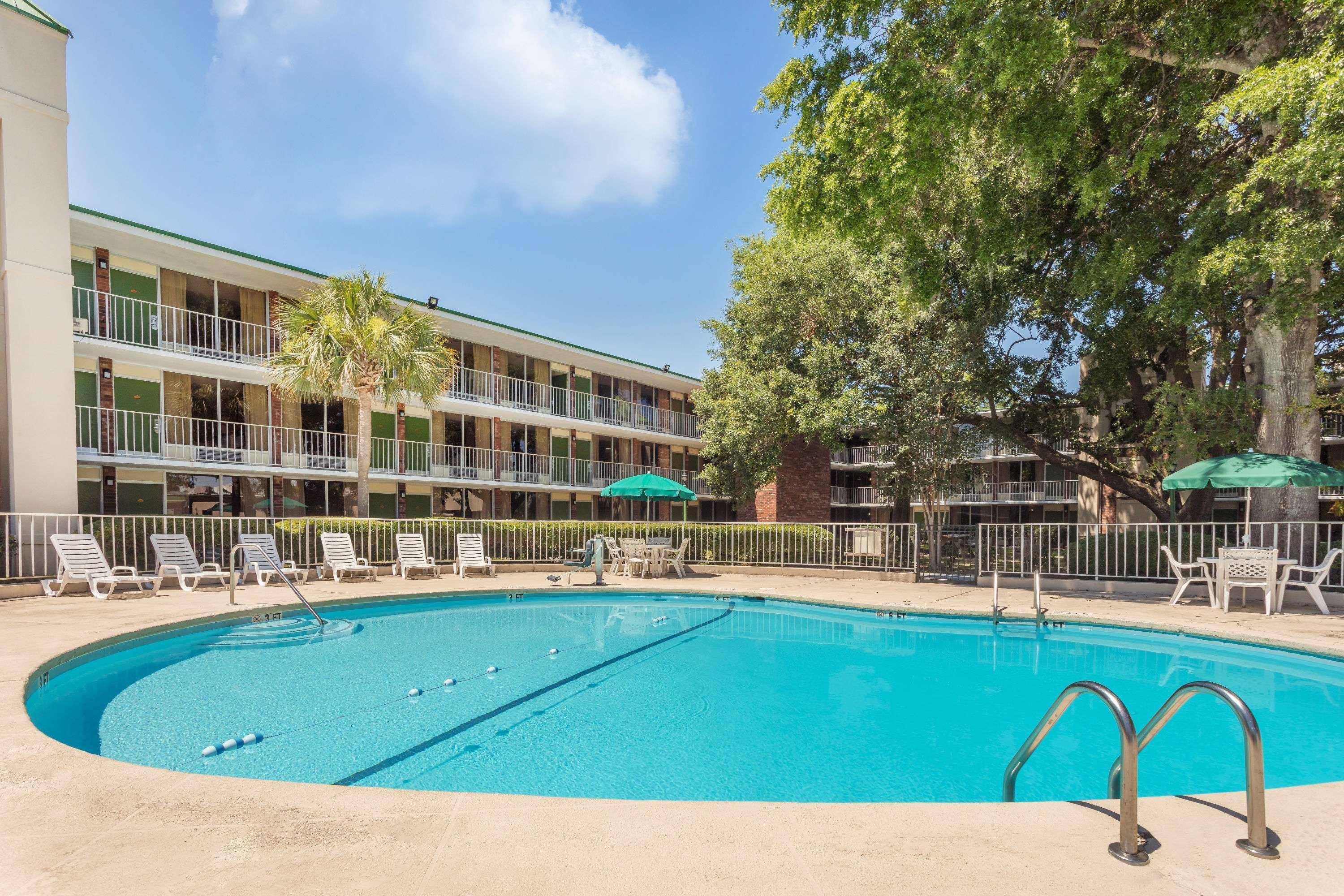 Days Inn By Wyndham Mt Pleasant-Charleston-Patriots Point Bagian luar foto