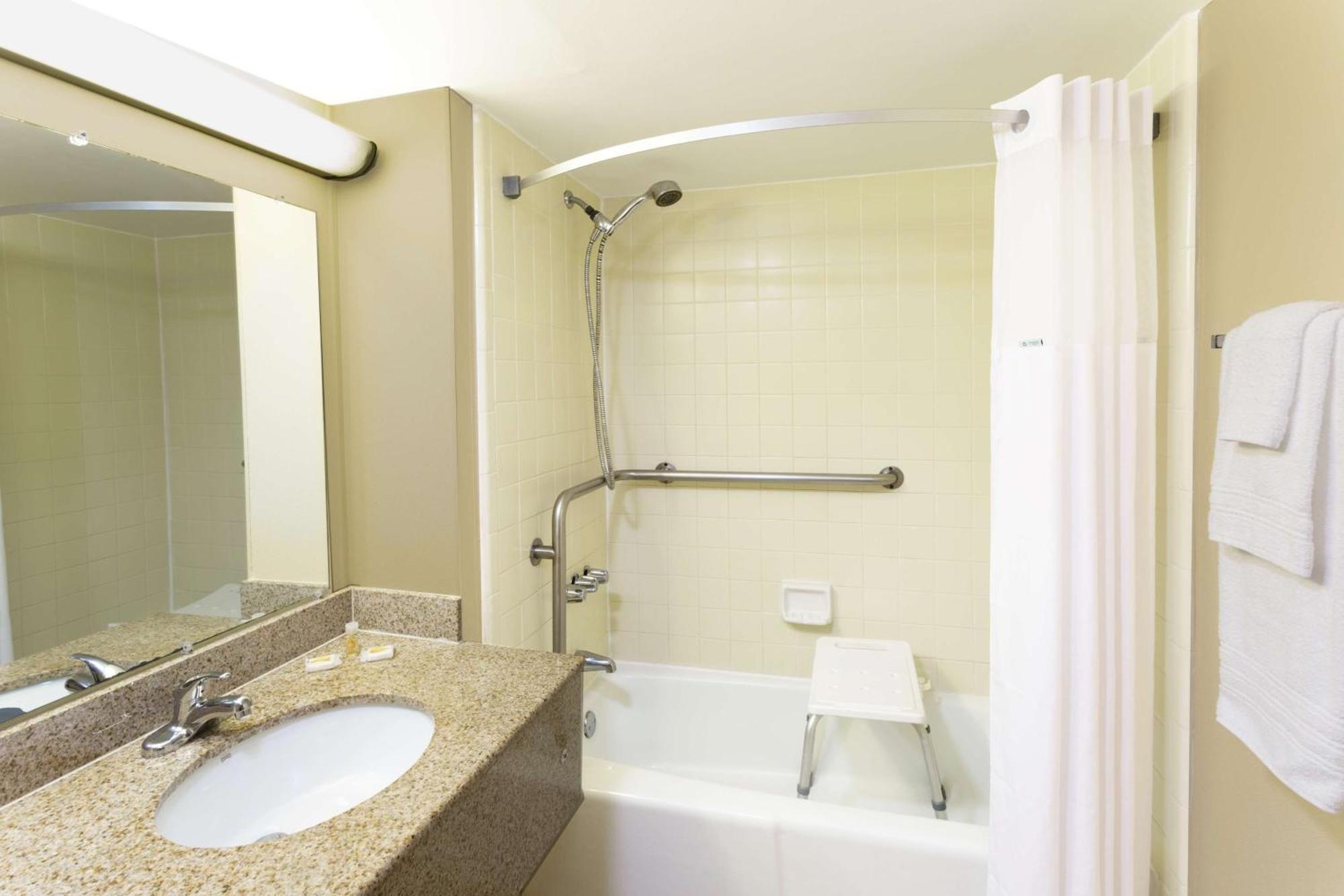 Days Inn By Wyndham Mt Pleasant-Charleston-Patriots Point Bagian luar foto