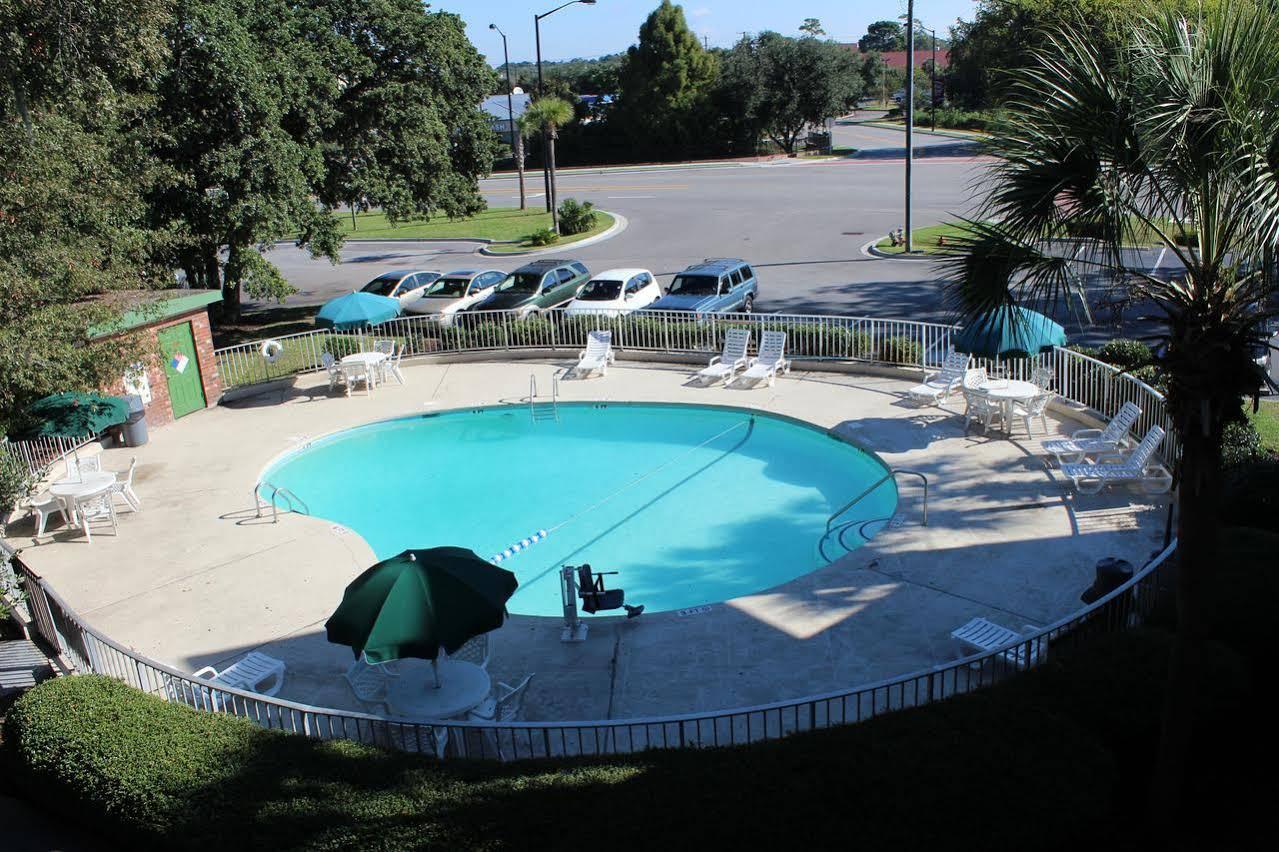 Days Inn By Wyndham Mt Pleasant-Charleston-Patriots Point Bagian luar foto